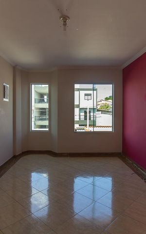 Casa à venda com 200m², 3 quartos e 3 vagas Casa à venda com 200m², 3 quartos e 3 vagasSala