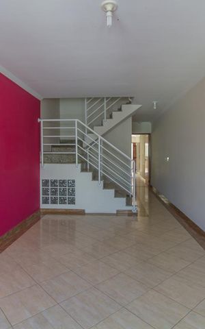 Casa à venda com 200m², 3 quartos e 3 vagas Casa à venda com 200m², 3 quartos e 3 vagasSala