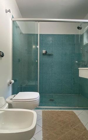 Casa à venda com 384m², 4 quartos e 4 vagas Casa à venda com 384m², 4 quartos e 4 vagasBanheiro da Suíte 2