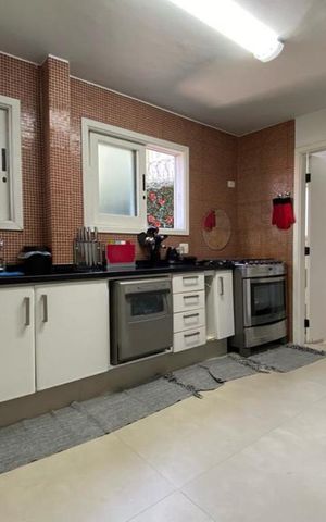 Casa à venda com 384m², 4 quartos e 4 vagas Casa à venda com 384m², 4 quartos e 4 vagasCozinha