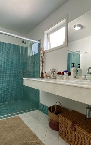 Casa à venda com 384m², 4 quartos e 4 vagas Casa à venda com 384m², 4 quartos e 4 vagasBanheiro da Suíte 2