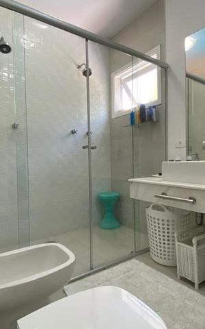 Casa à venda com 384m², 4 quartos e 4 vagas Casa à venda com 384m², 4 quartos e 4 vagasBanheiro da Suíte 1