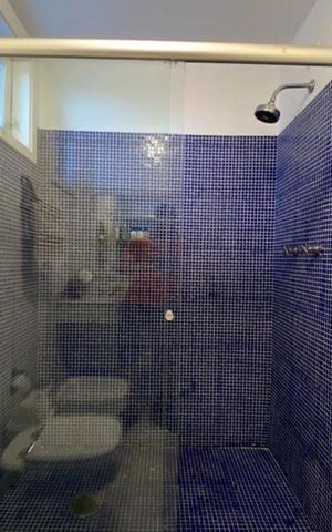 Casa à venda com 384m², 4 quartos e 4 vagas Casa à venda com 384m², 4 quartos e 4 vagasChuveiro