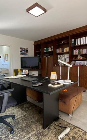 Casa à venda com 384m², 4 quartos e 4 vagas Casa à venda com 384m², 4 quartos e 4 vagasEscritório