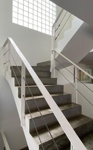 Casa à venda com 384m², 4 quartos e 4 vagas Casa à venda com 384m², 4 quartos e 4 vagasEscada