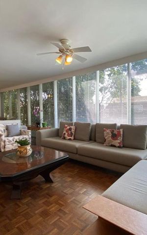 Casa à venda com 384m², 4 quartos e 4 vagas Casa à venda com 384m², 4 quartos e 4 vagasSala de Estar