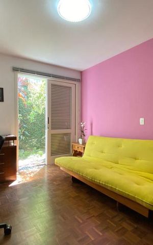 Casa à venda com 384m², 4 quartos e 4 vagas Casa à venda com 384m², 4 quartos e 4 vagasQuarto 4