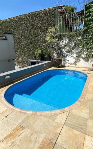 Casa à venda com 384m², 4 quartos e 4 vagas Casa à venda com 384m², 4 quartos e 4 vagasPiscina