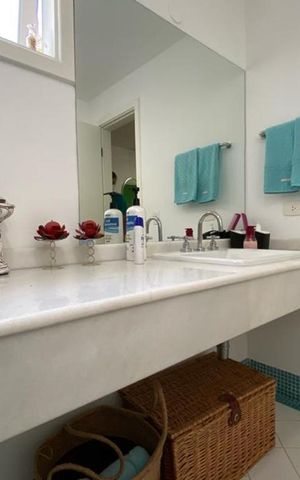 Casa à venda com 384m², 4 quartos e 4 vagas Casa à venda com 384m², 4 quartos e 4 vagasBanheiro da Suíte 2