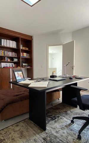 Casa à venda com 384m², 4 quartos e 4 vagas Casa à venda com 384m², 4 quartos e 4 vagasEscritório