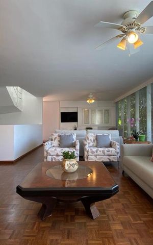 Casa à venda com 384m², 4 quartos e 4 vagas Casa à venda com 384m², 4 quartos e 4 vagasSala de Estar