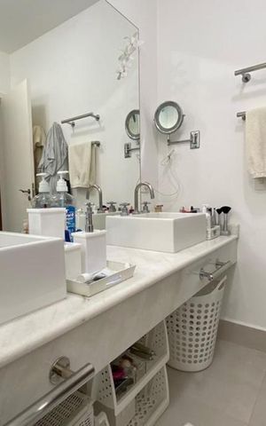 Casa à venda com 384m², 4 quartos e 4 vagas Casa à venda com 384m², 4 quartos e 4 vagasBanheiro da Suíte 1