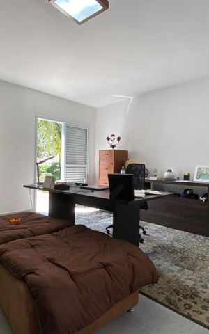 Casa à venda com 384m², 4 quartos e 4 vagas Casa à venda com 384m², 4 quartos e 4 vagasEscritório