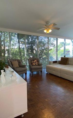 Casa à venda com 384m², 4 quartos e 4 vagas Casa à venda com 384m², 4 quartos e 4 vagasSala