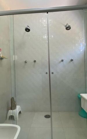 Casa à venda com 384m², 4 quartos e 4 vagas Casa à venda com 384m², 4 quartos e 4 vagasBanheiro da Suíte 1