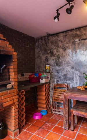 Casa à venda com 260m², 4 quartos e 2 vagasÁrea externa com churrasqueira