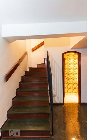 Casa à venda com 260m², 4 quartos e 2 vagasEscada