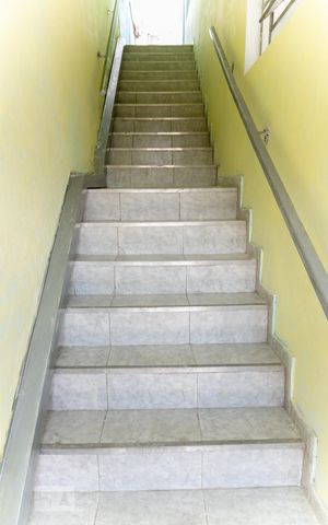 Casa para alugar com 80m², 2 quartos e 1 vaga Casa para alugar com 80m², 2 quartos e 1 vagaEscada