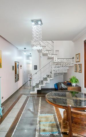 Casa à venda com 238m², 4 quartos e 2 vagas Casa à venda com 238m², 4 quartos e 2 vagasSala