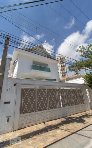 Casa à venda com 450m², 4 quartos e 6 vagas Casa à venda com 450m², 4 quartos e 6 vagasFachada