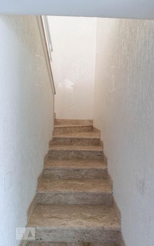 Casa à venda com 450m², 4 quartos e 6 vagas Casa à venda com 450m², 4 quartos e 6 vagasEscadas
