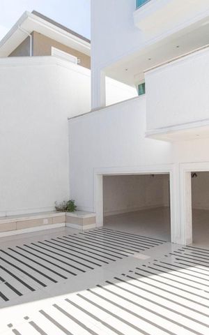 Casa à venda com 450m², 4 quartos e 6 vagas Casa à venda com 450m², 4 quartos e 6 vagasGaragem