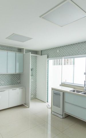 Casa à venda com 450m², 4 quartos e 6 vagas Casa à venda com 450m², 4 quartos e 6 vagasCozinha