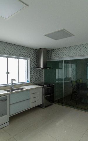 Casa à venda com 450m², 4 quartos e 6 vagas Casa à venda com 450m², 4 quartos e 6 vagasCozinha