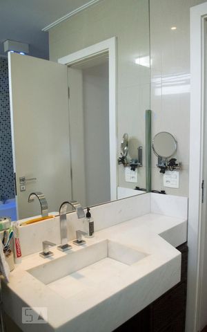 Casa de condomínio à venda com 300m², 4 quartos e 4 vagas Casa de condomínio à venda com 300m², 4 quartos e 4 vagasBanheiro da Suíte 2