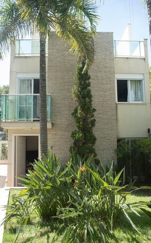 Casa de condomínio à venda com 300m², 4 quartos e 4 vagas Casa de condomínio à venda com 300m², 4 quartos e 4 vagasFachada