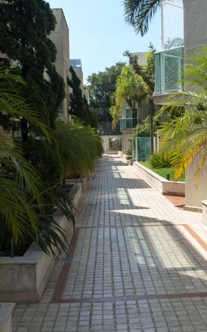 Casa de condomínio à venda com 300m², 4 quartos e 4 vagas Casa de condomínio à venda com 300m², 4 quartos e 4 vagasÁrea comum