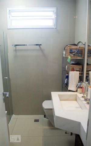 Casa de condomínio à venda com 300m², 4 quartos e 4 vagas Casa de condomínio à venda com 300m², 4 quartos e 4 vagasBanheiro da Suíte 2