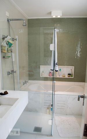 Casa de condomínio à venda com 300m², 4 quartos e 4 vagas Casa de condomínio à venda com 300m², 4 quartos e 4 vagasBanheiro da Suíte 1