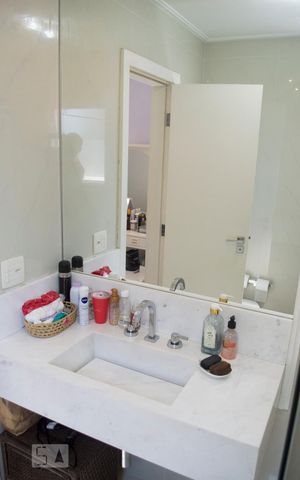 Casa de condomínio à venda com 300m², 4 quartos e 4 vagas Casa de condomínio à venda com 300m², 4 quartos e 4 vagasBanheiro da Suíte 1