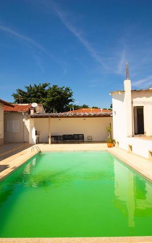 Casa à venda com 900m², 3 quartos e 8 vagas Casa à venda com 900m², 3 quartos e 8 vagasPiscina