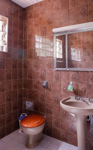 Casa à venda com 250m², 3 quartos e 2 vagas Casa à venda com 250m², 3 quartos e 2 vagasBanheiro Social