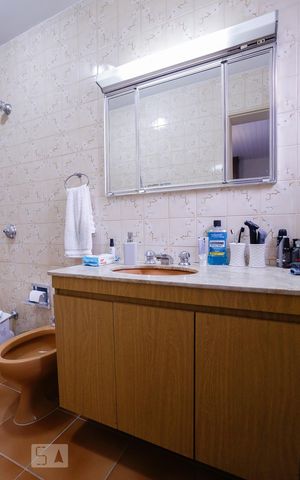 Casa à venda com 250m², 3 quartos e 2 vagas Casa à venda com 250m², 3 quartos e 2 vagasBanheiro Suíte
