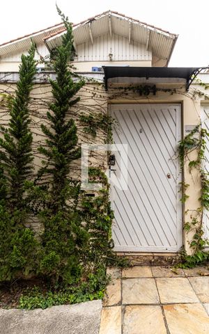 Casa à venda com 490m², 4 quartos e 4 vagasPortão