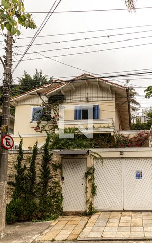 Casa à venda com 490m², 4 quartos e 4 vagasFachada