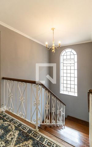 Casa à venda com 490m², 4 quartos e 4 vagasEscada