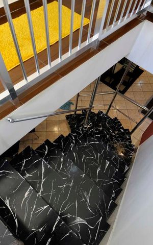 Casa à venda com 250m², 4 quartos e 2 vagasEscada Caracol