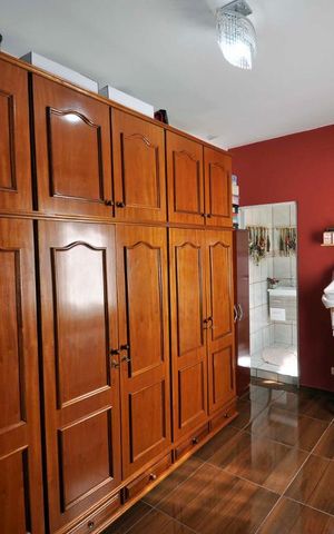 Casa à venda com 250m², 4 quartos e 2 vagasCloset