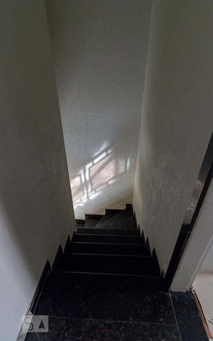 Casa de condomínio para alugar com 150m², 3 quartos e 4 vagasEscadas