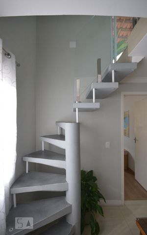 Apartamento para alugar com 100m², 3 quartos e 1 vaga Apartamento para alugar com 100m², 3 quartos e 1 vagaEscada