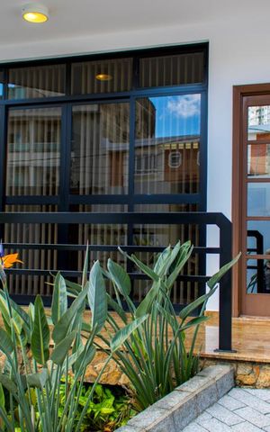 Casa à venda com 630m², 4 quartos e 8 vagas Casa à venda com 630m², 4 quartos e 8 vagasHall