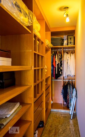 Casa à venda com 630m², 4 quartos e 8 vagas Casa à venda com 630m², 4 quartos e 8 vagasCloset da Suíte 3