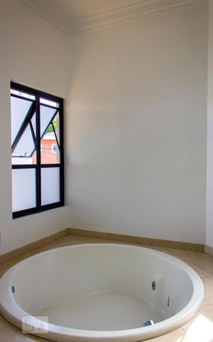 Casa à venda com 630m², 4 quartos e 8 vagas Casa à venda com 630m², 4 quartos e 8 vagasDetalhe do Banheiro da Suíte 1