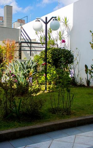 Casa à venda com 630m², 4 quartos e 8 vagas Casa à venda com 630m², 4 quartos e 8 vagasÁrea Externa