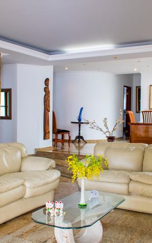 Casa à venda com 630m², 4 quartos e 8 vagas Casa à venda com 630m², 4 quartos e 8 vagasSala de Estar