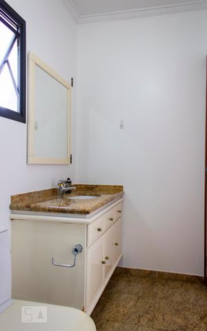 Casa à venda com 630m², 4 quartos e 8 vagas Casa à venda com 630m², 4 quartos e 8 vagasBanheiro da Suíte 3